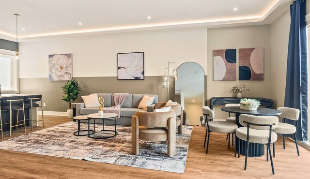 Luxury 3BD | Rooftop Deck | Sleeps 11 | Parking
