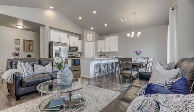 Luxury 3BD suite townhome w/pool close to Zion. Great for groups!