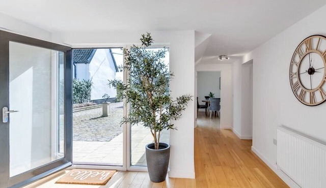 Luxury 3bed annex w/parking & outside space