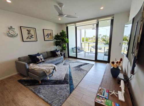 Luxury 3BR, 2BA Unit with Pool & BBQ in Gold Coast