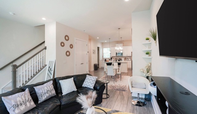 Luxury 3BR & 3BA townhouse 5 Mins to BOA, Spectrum & Uptown Fam & Biz Ready