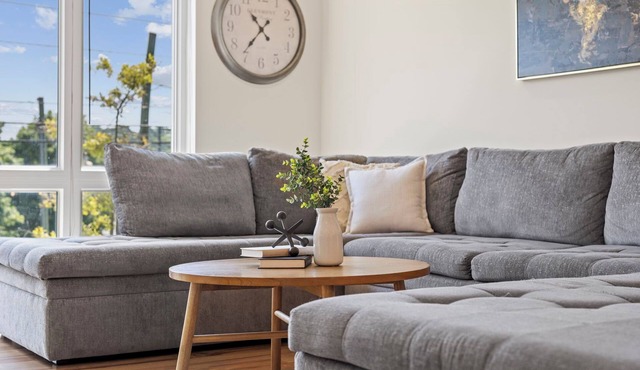 Luxury 3BR/4BA townhome with 2 Car Garage in Nashville and close to Airport