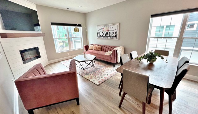 Luxury 3BR/4BA Townhome Rooftop Deck, Porch 5 Min to Downtown