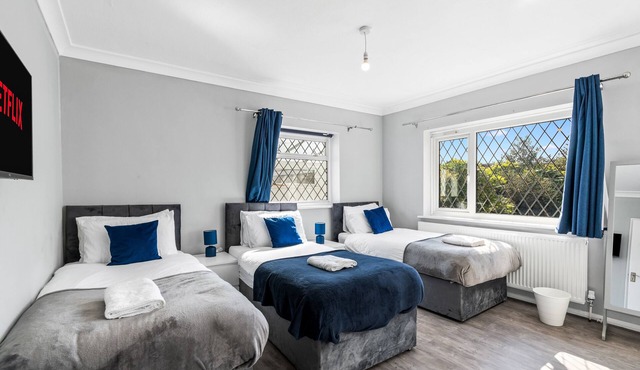 Luxury 3BR Brighton Home near South Downs, Sea Views, Pool & Free 4-Car Parking