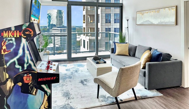 Luxury 3BR Buckhead Penthouse/Pool/Balcony/Walk to Lenox,Phipps Plaza & Marta