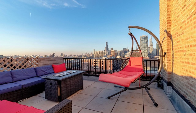 Luxury 3BR Duplex with Private Rooftop Penthouse with Views Near McCormick Place