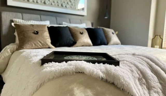 Luxury 3BR Home, Comfy 🛌, WiFi, Quiet, Near