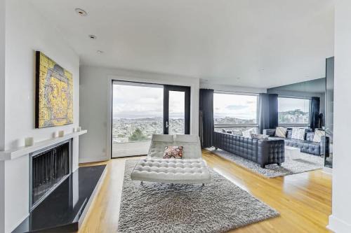 Luxury 3BR Home - Pano Views, Steam room & Deck