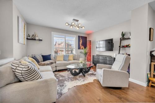 Luxury 3BR Home - Theatre - Office & Master Spa