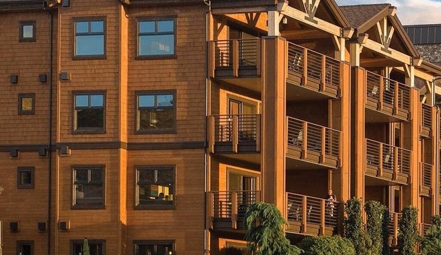 Luxury 3BR Lake Chelan resort: 10 days of lakeside bliss and total relaxation.