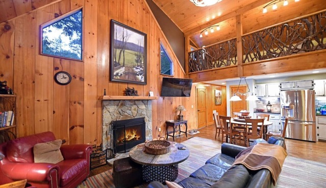 Luxury 3BR Mountain Retreat Hot Tub Sauna Pet-Friendly 2 Fireplaces