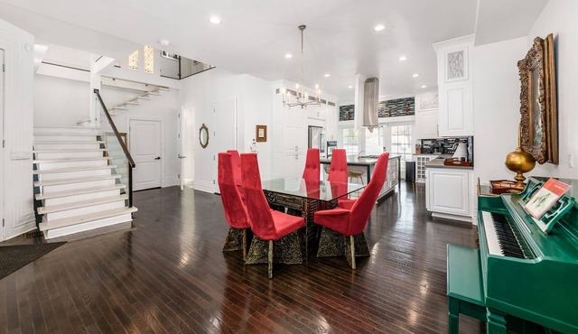 Luxury 3BR Near Downtown, Sleeps 10, Modern & Spacious