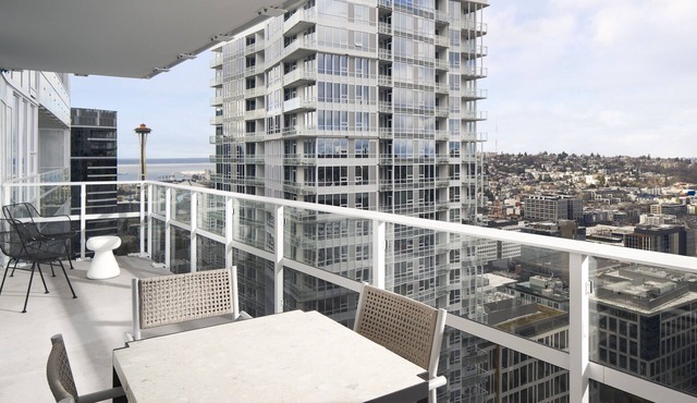 Luxury 3BR Sky Suite: Stunning Views, Pools, King Beds, Gourmet Kitchen, & More!