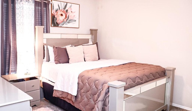 Luxury 3R2B kingbed House sleeps eight