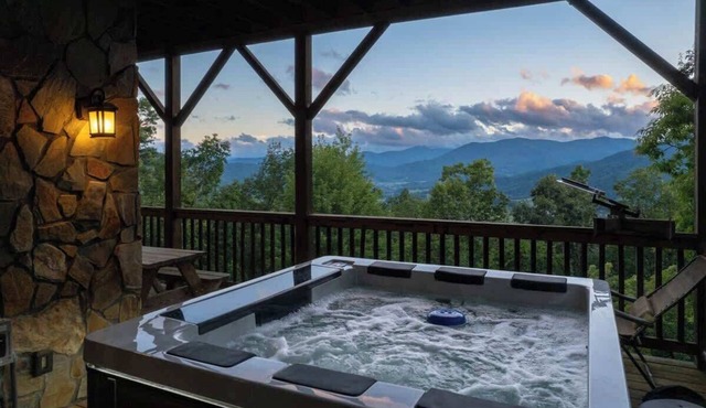 Luxury 4/4 Cabin 15 min to Waynesville! Hot Tub, Firepit, Views!