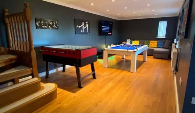 Luxury 4-5 Bed Home with Games Room and Balcony