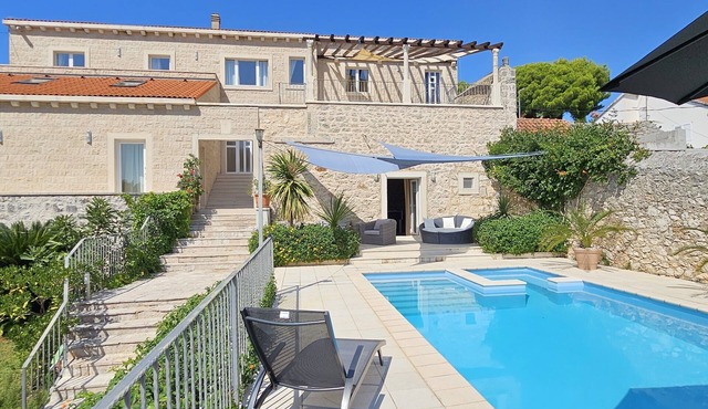 Luxury 4/5 bedroom villa with large pool and jacuzzi