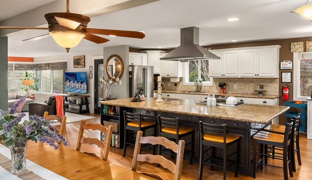 Luxury 4 bd/3ba Family Home near Ocean, Airport, & Seattle XL yard w/sportcourt