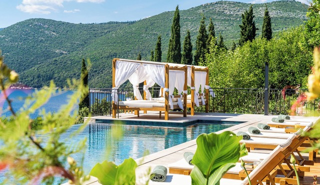 Luxury 4 BD 4BT villa for 8 guests with infinity pool and private beach
