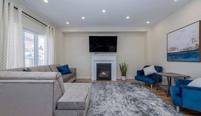 *Luxury* 4 Bdrm Home w/5 Bath & Fast Internet
