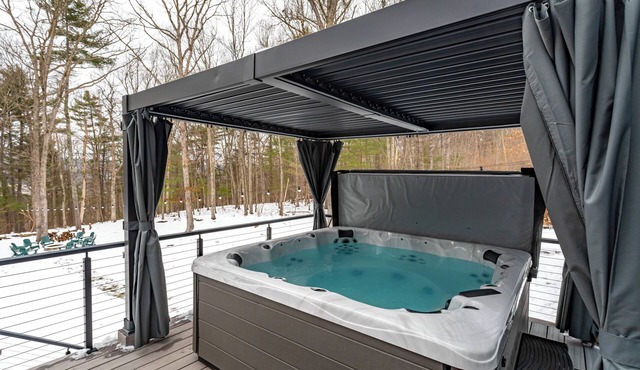 Luxury 4-bdrm Pocono Getaway/Hot Tub, Game Room, Fireplace & Firepit/Ski & Fun