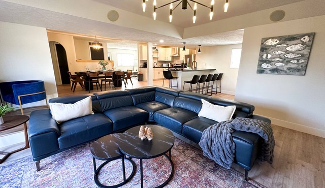 Luxury 4 Bed & 2 Bath Family-sized Home Minutes from Downtown & UNL