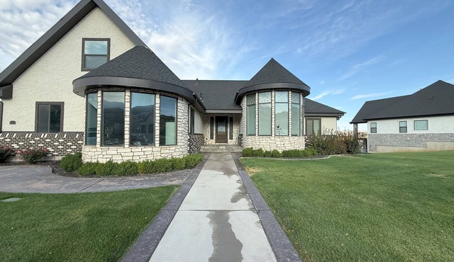 Luxury 4-bed 3.5 bath house w/mountain views in Nephi - sleeps up to 10 guests