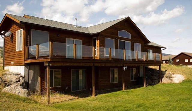 Luxury 4 bed/3 bath villa, 30 min to Yellowstone Park