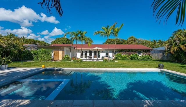 Luxury 4 Bed, 3.5 Bath Designer Pool Home. Pets Welcome!