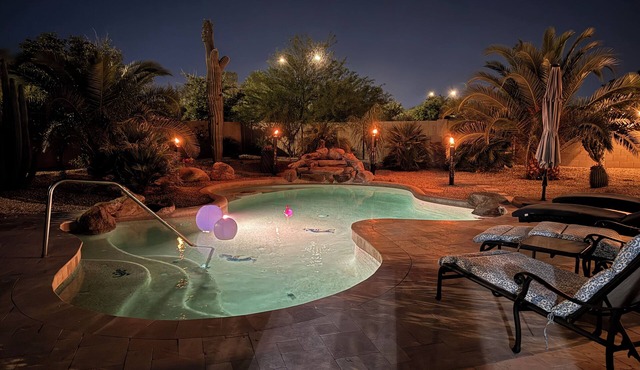 Luxury 4 bed, 4 bath with heated pool, spa outdoor kitchen & putting green