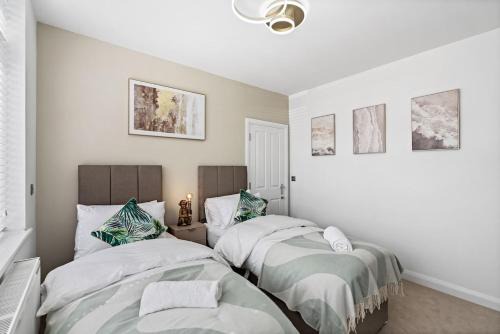 Luxury 4-Bed Family & Group Home-King or Twin Beds-Driveway, Garden-Near Gatwick