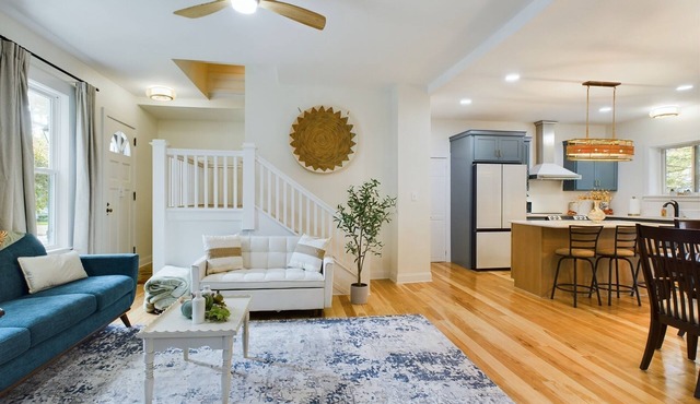 Luxury 4-Bed Full Home with Deck