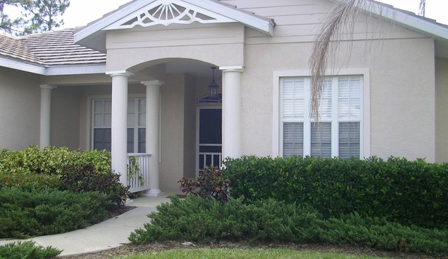 Luxury 4-bed home with private heated pool & hot-tub situated in Tara G&C Club