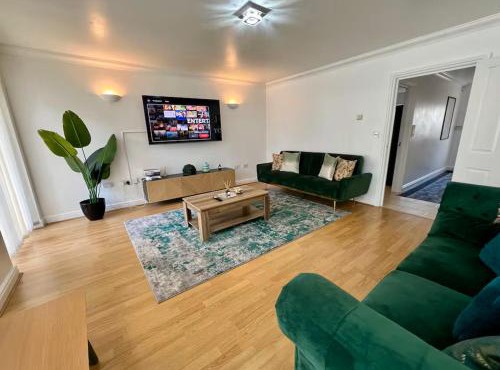 Luxury 4-Bed House in Dagenham, United Kingdom