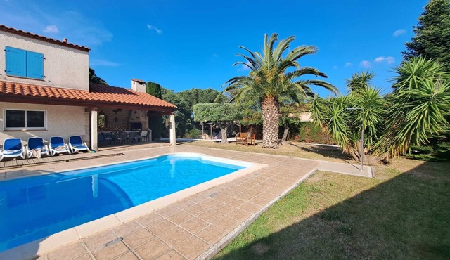 Luxury 4 Bed Villa, Private Pool, Wifi, Aircon, Quiet Area, Lovely Seaside Town
