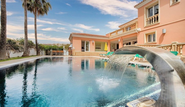 #Luxury 4 Bed Villa, Heated Pool, Cinema, Gym, Sauna, Squash Court