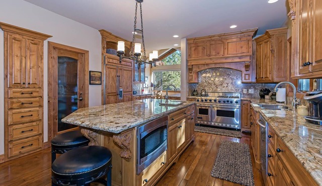 Luxury 4 bedroom (plus bonus room) 4.5 bath luxury home that sleeps 10