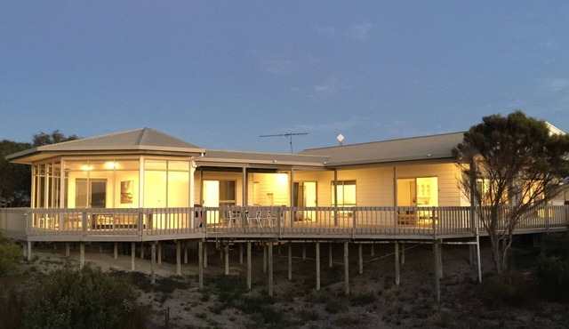 Luxury 4 Bedroom/4 Bathroom Home with Large Deck, Beach Views & Free Wi-Fi