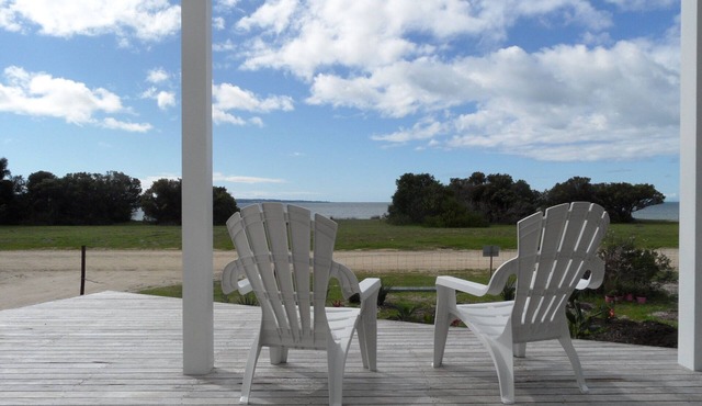 Luxury 4 bedroom 4 bathroom Beach Front Home Free WiFi views to Kingscote