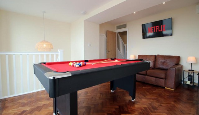 LUXURY 4 Bedroom 4 Ensuite Home in Penarth (Pool Table Games Room & BBQ Garden) with Sea Views
