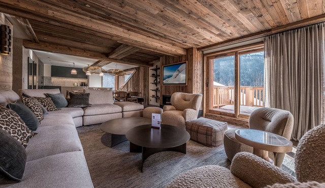 Luxury 4-bedroom apartment with 5* concierge, mountain view