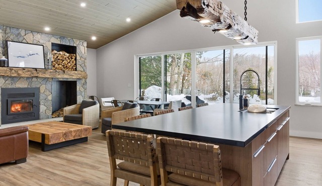 Luxury 4-bedroom, 3.5 bath waterfront retreat. Hot tub & Chef's Kitchen!