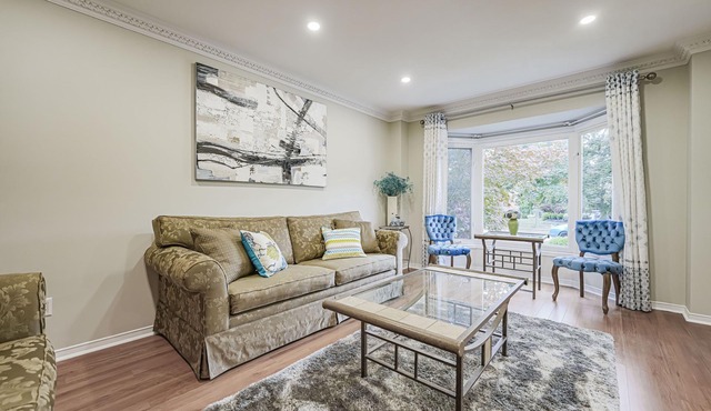 Luxury 4 Bedroom/5 Bathroom Huge Ravine Backyard