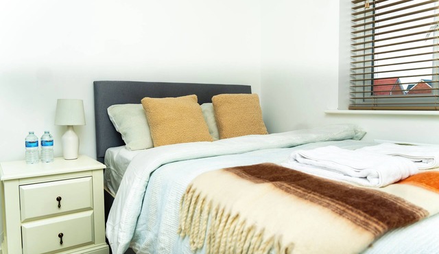 Luxury 4-Bedroom Family Home in Nuneaton Sleeps 10, Spacious, Safe & Comfortable