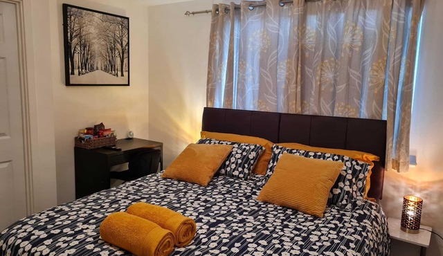 Luxury 4-Bedroom Whole House (Private Baths, modern Kitchen, Free Parking, WiFi)