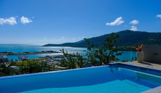 Luxury 4 bedroom holiday home with panoramic views in Airlie Beach