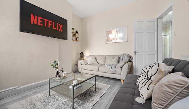 Luxury 4-Bedroom House Free Parking Near Etihad Stadium & Co-op Live