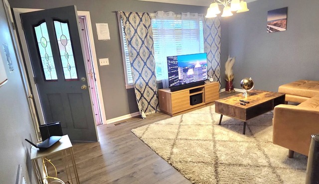 Luxury 4-bedroom house with AC/indoor fireplace in pleasant Spartanburg