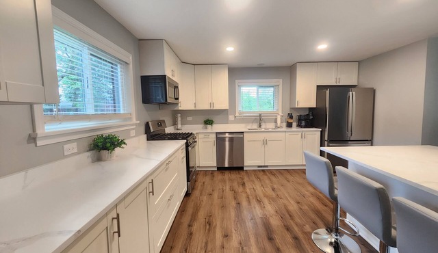 Luxury 4-bedroom home in beautiful Willowbrook Forest Preserve area with AC WiFi