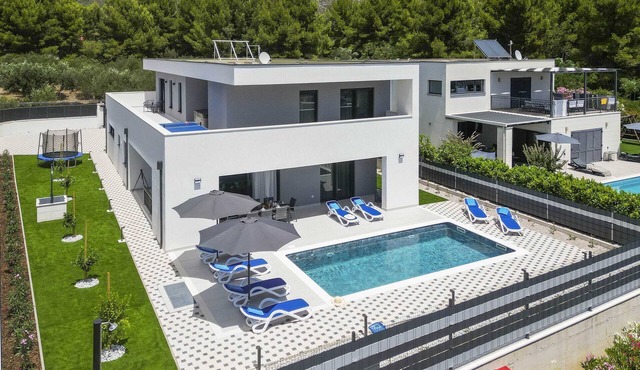 Luxury 4-Bedroom Holiday Villa with swimming pool and sea view!